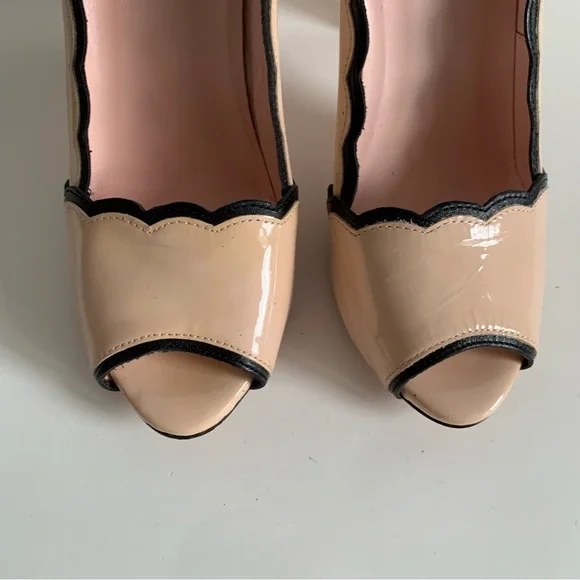 Red Valentino Scalloped Trim Patent leather peep toe pumps pale pink and black - Picture 2 of 14